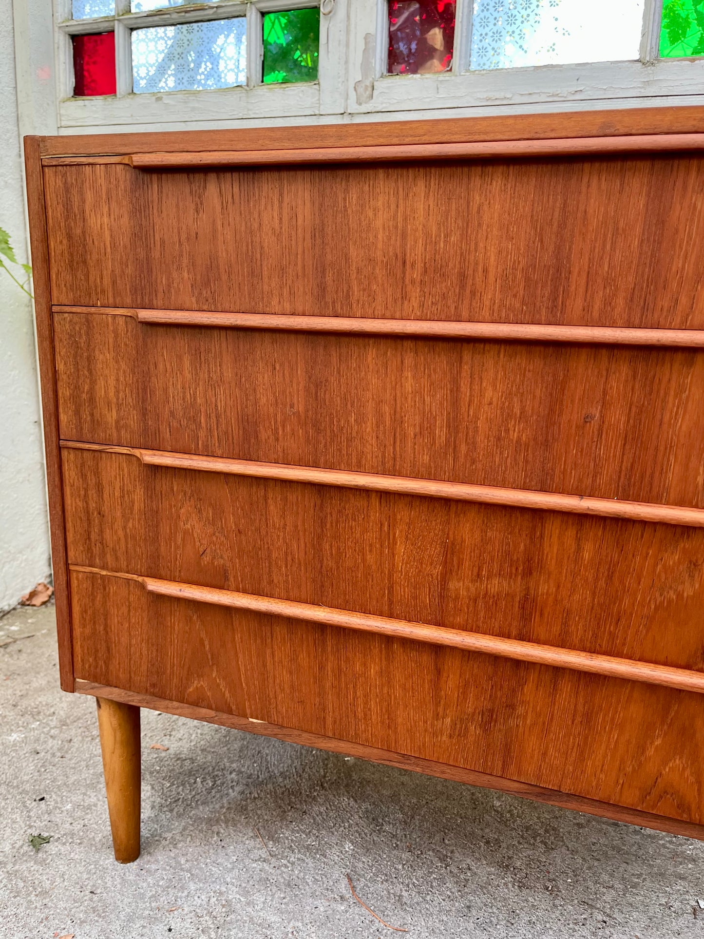 Teak kommode med fire skuffer