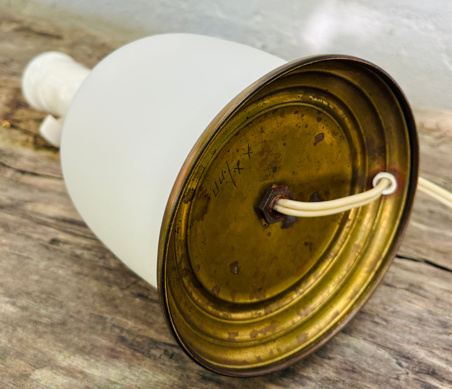 Gammel bordlampe i opalglas