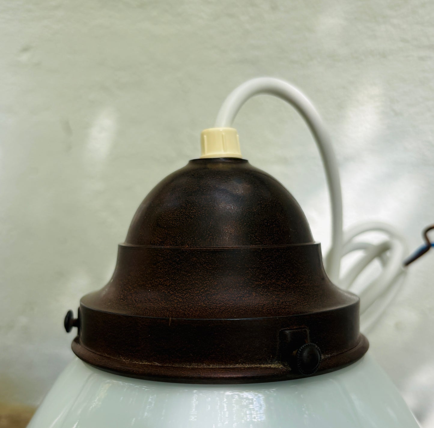 Gammel “skolelampe” i opalglas