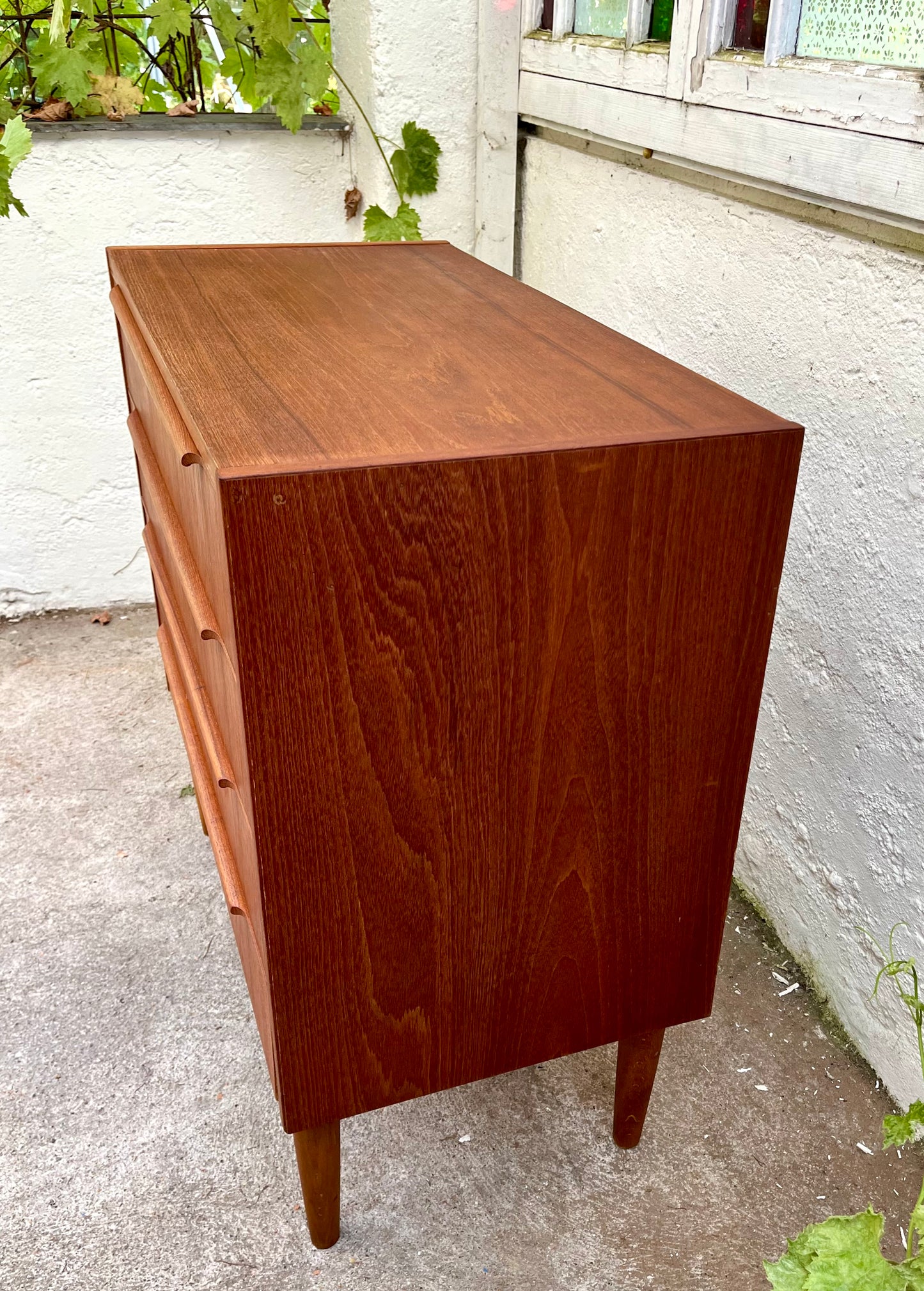Teak kommode med fire skuffer