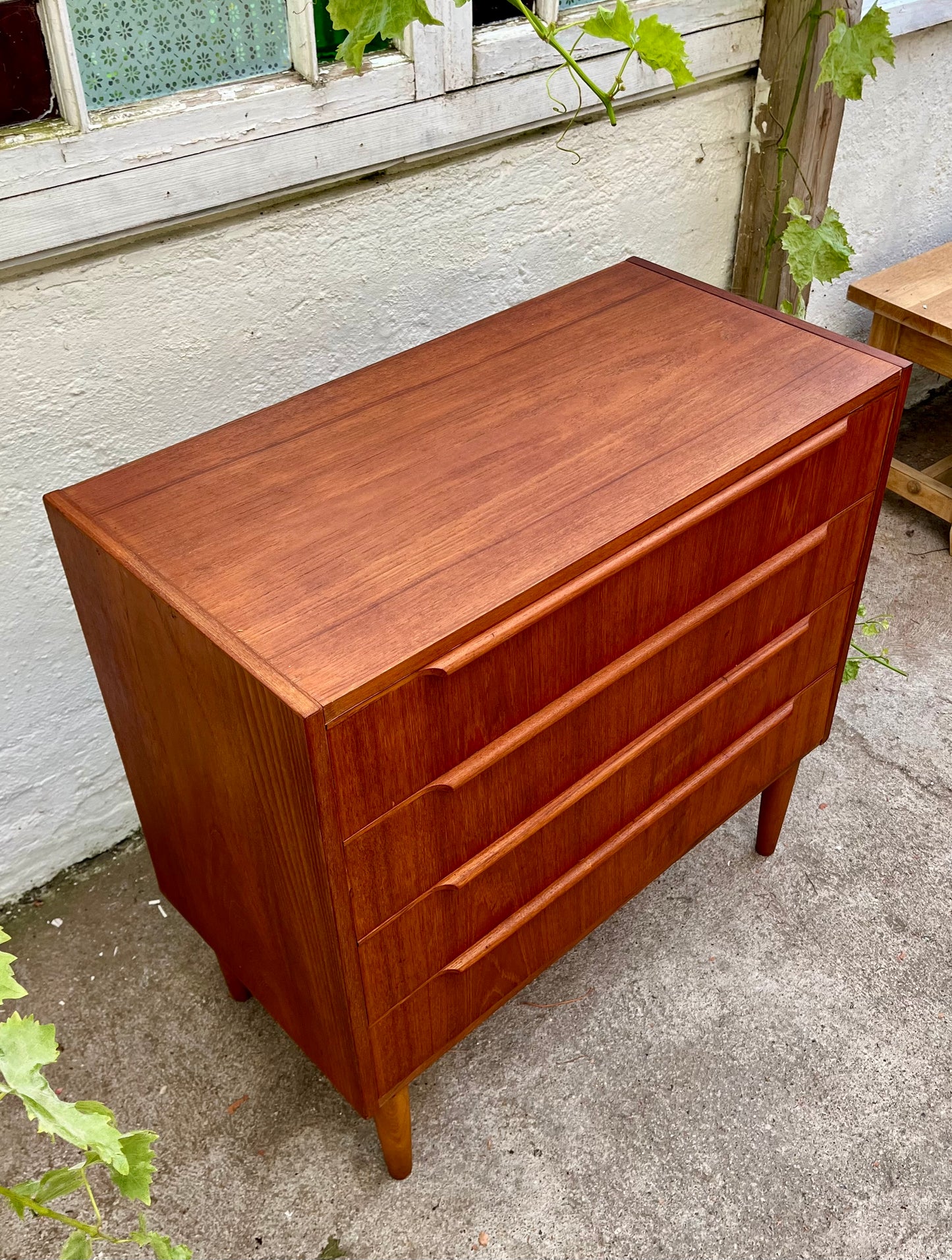 Teak kommode med fire skuffer