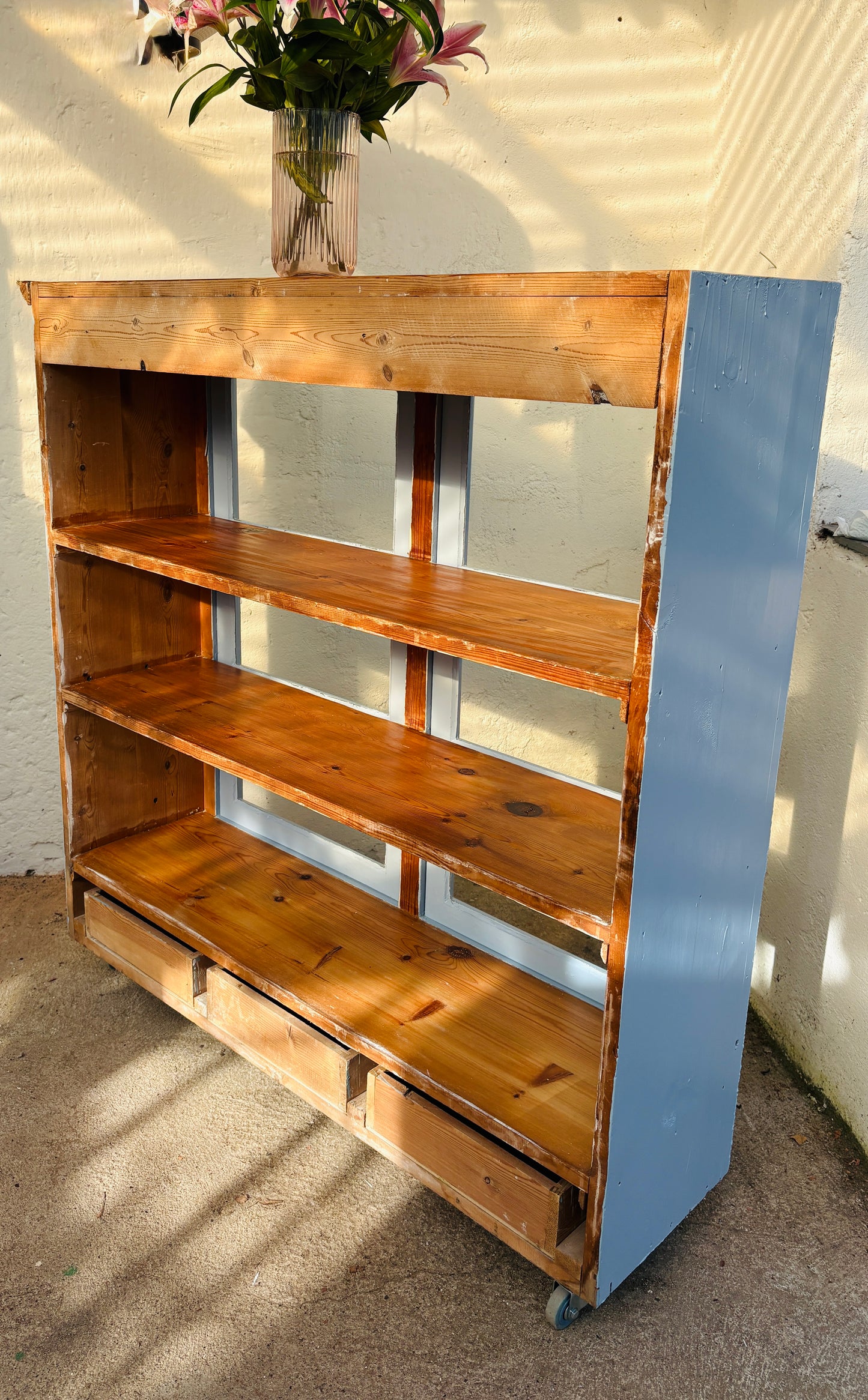 Gammelt vitrineskab i massiv fyrretræ