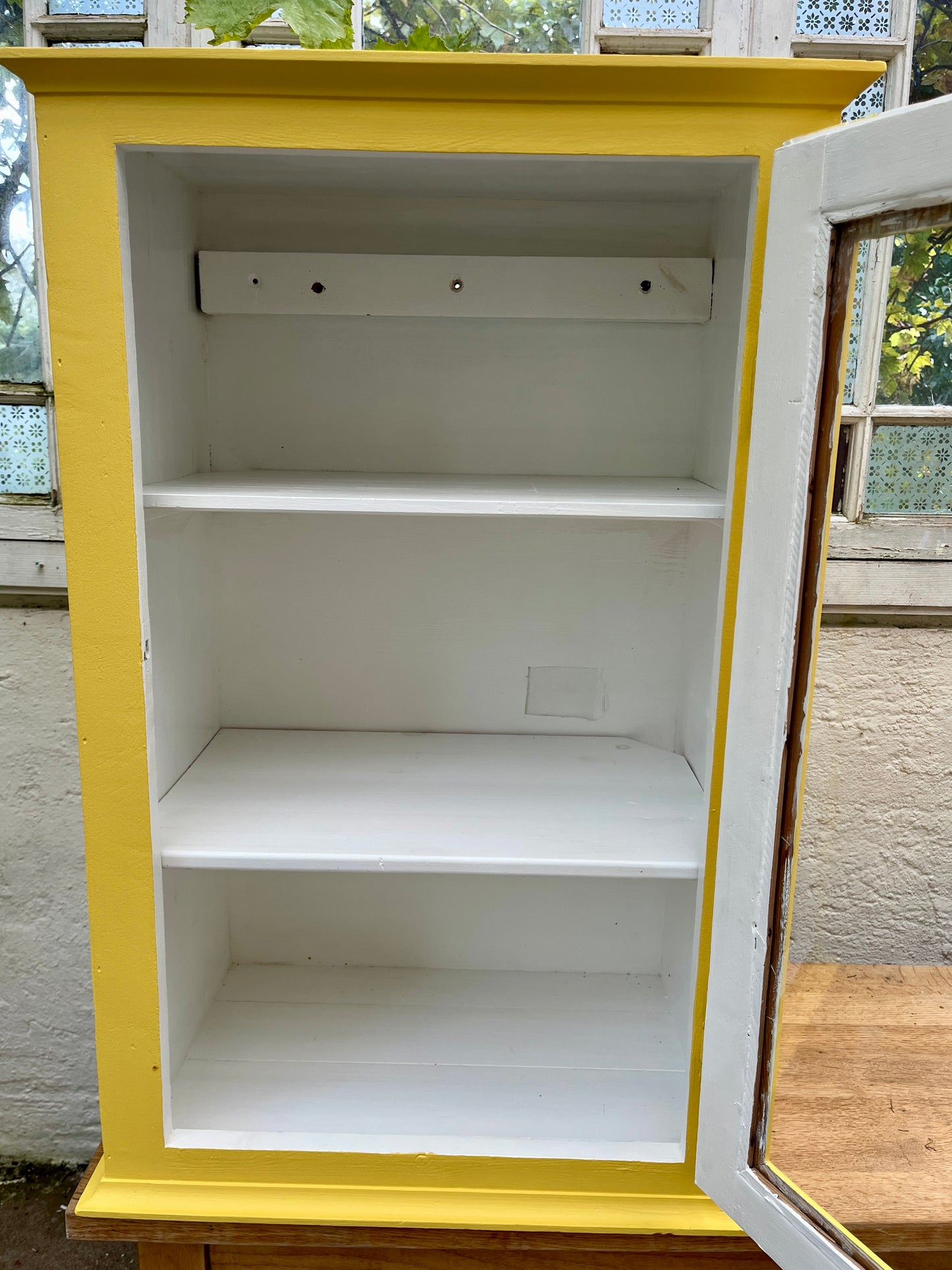 Gul vitrine