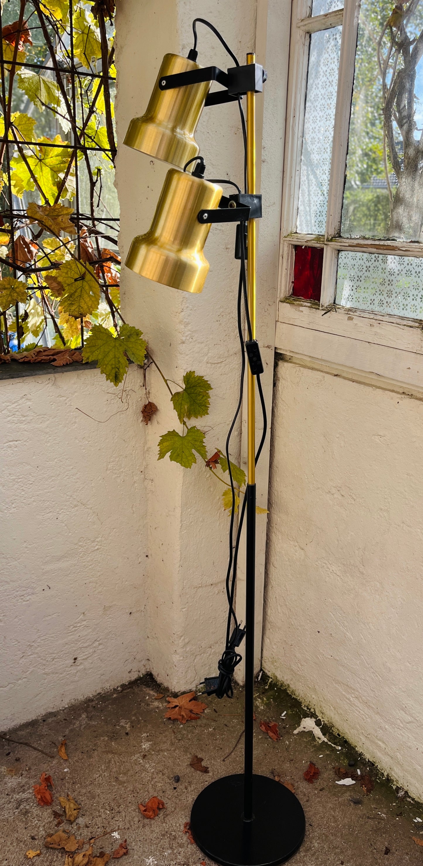 Gulvlampe i messing og sort metal