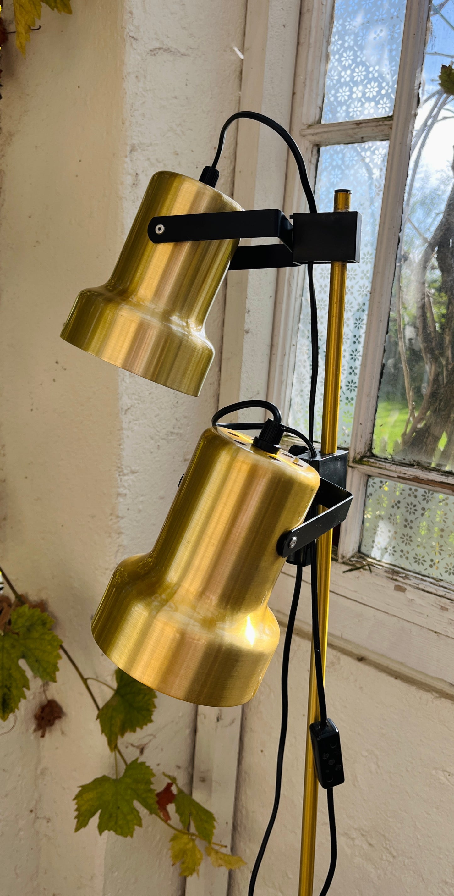 Gulvlampe i messing og sort metal