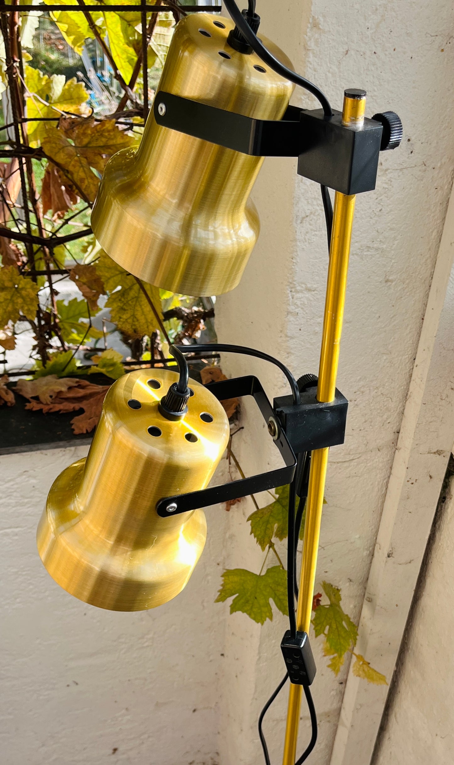 Gulvlampe i messing og sort metal