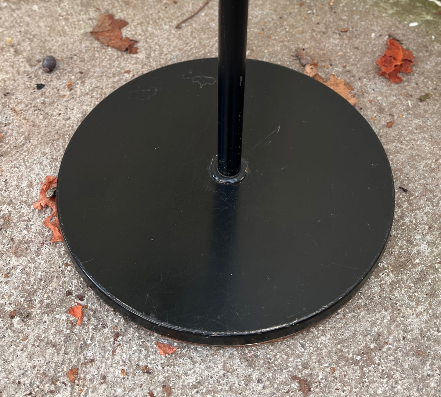 Gulvlampe i messing og sort metal