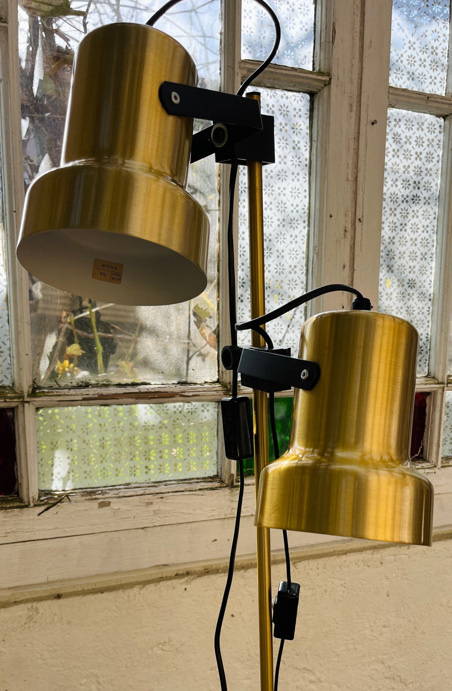 Gulvlampe i messing og sort metal