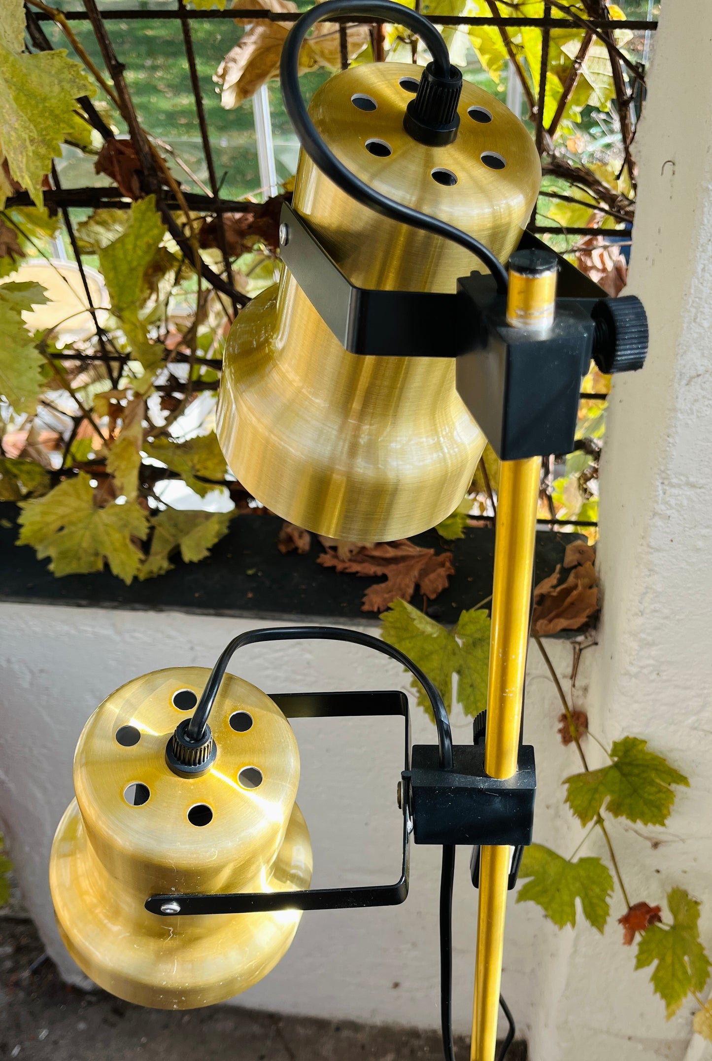 Gulvlampe i messing og sort metal