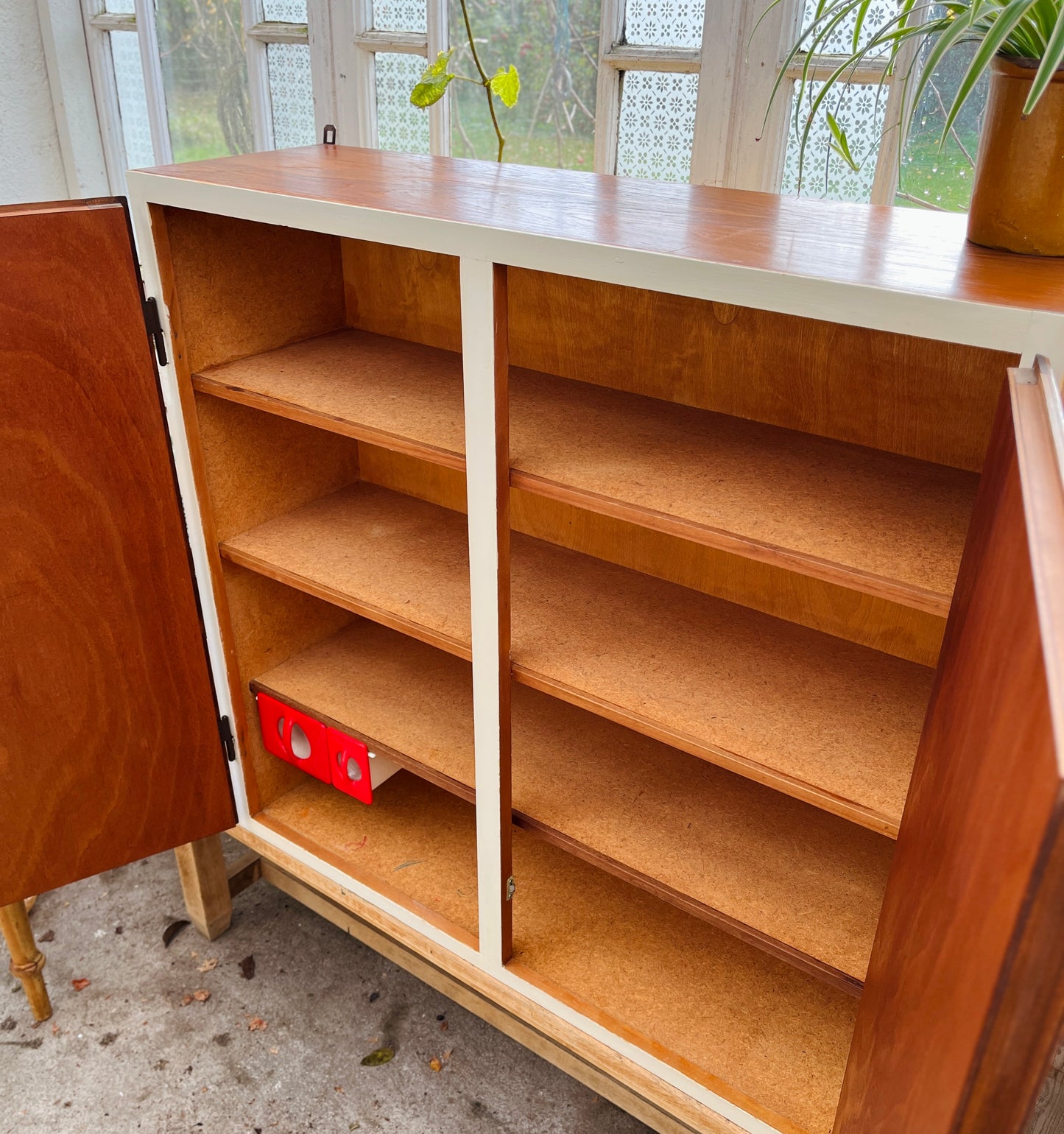 Gammelt væghængt køkkenskab