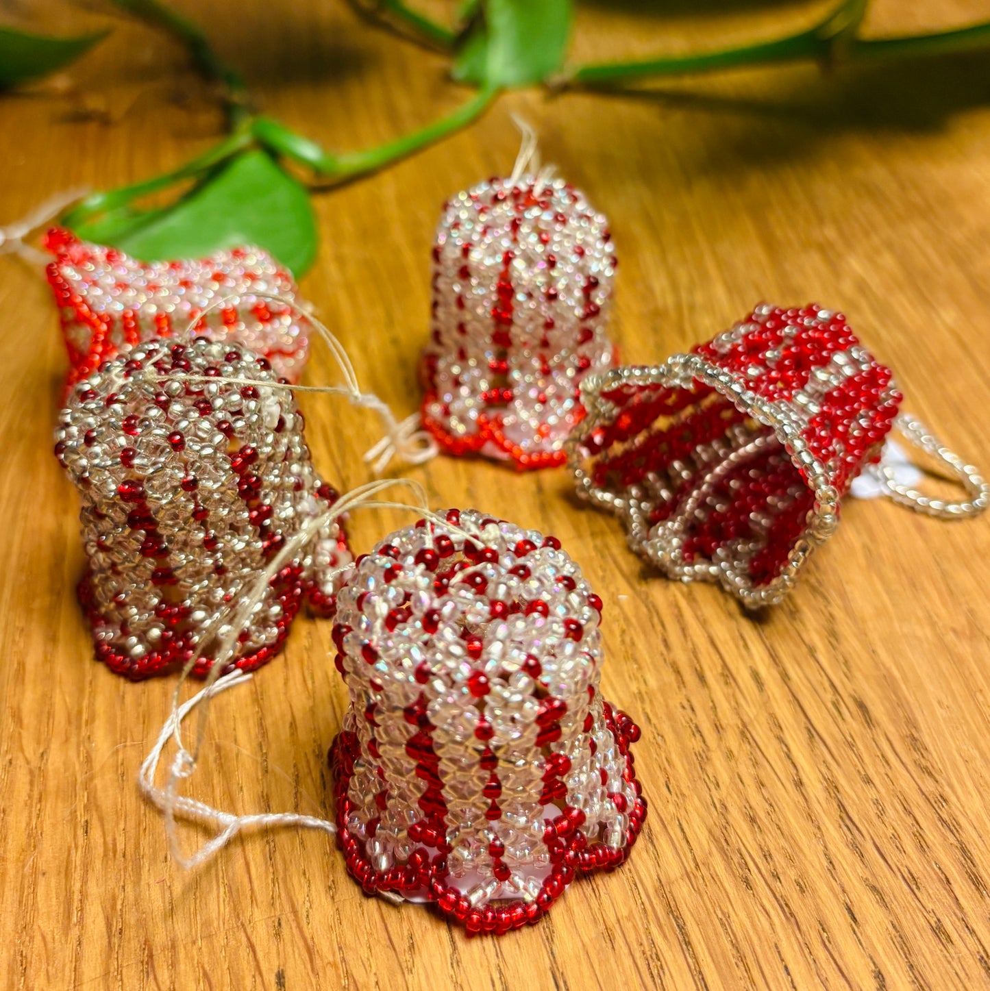 5 små perle-juleklokker til ophæng.