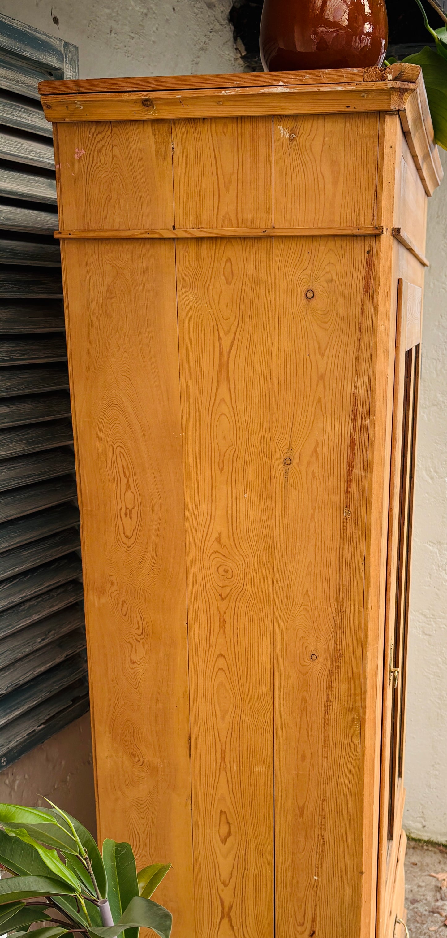 Gammelt karlekammerskab i fyrretræ