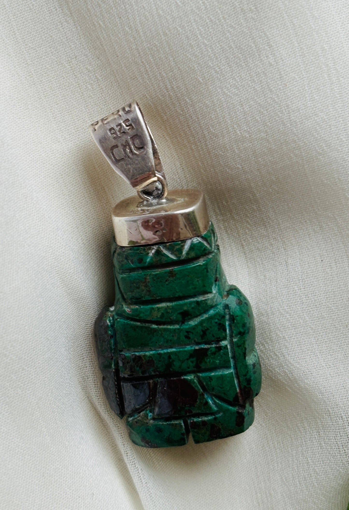 Vedhæng i chrysocolla med sølvdetaljer – Peru