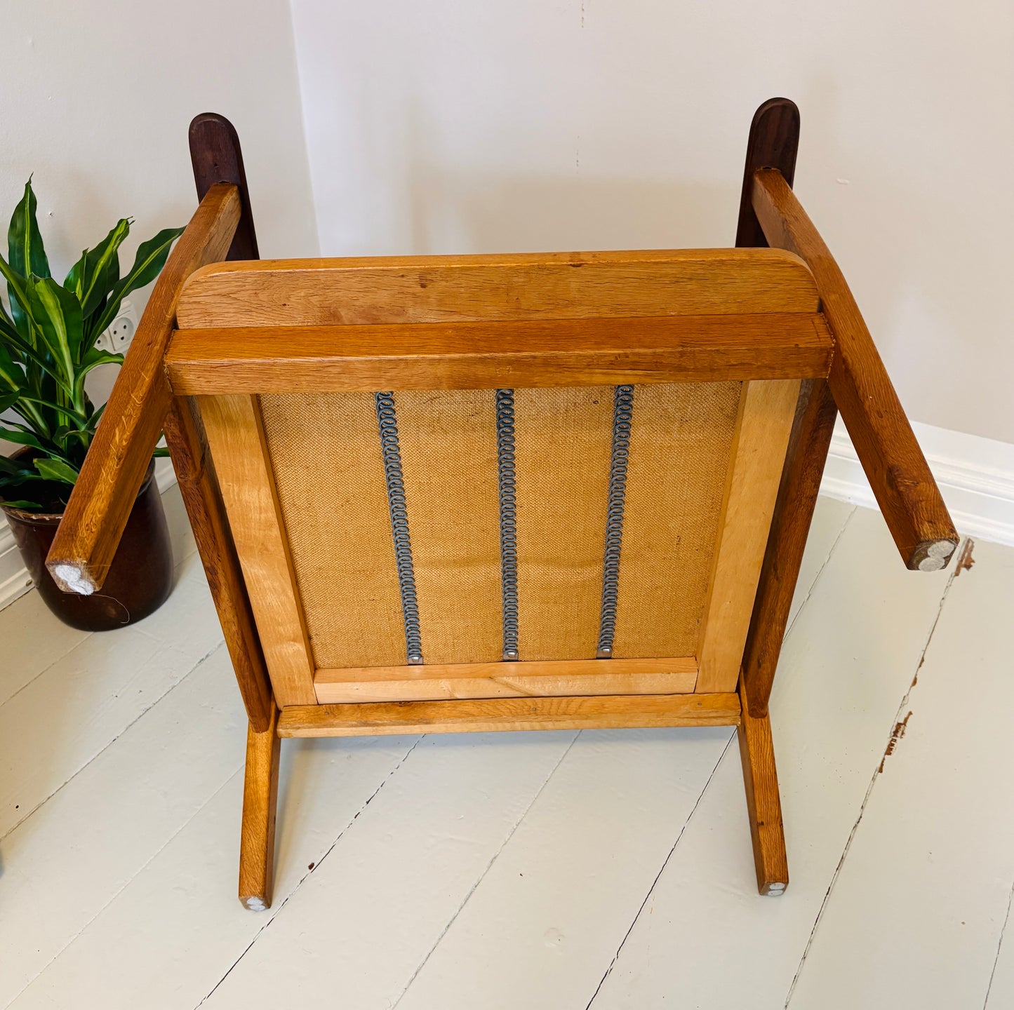 Retro lænestol i massiv eg med armlæn i teak