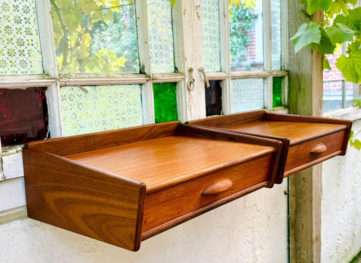 Væghængte sengeborde i teak