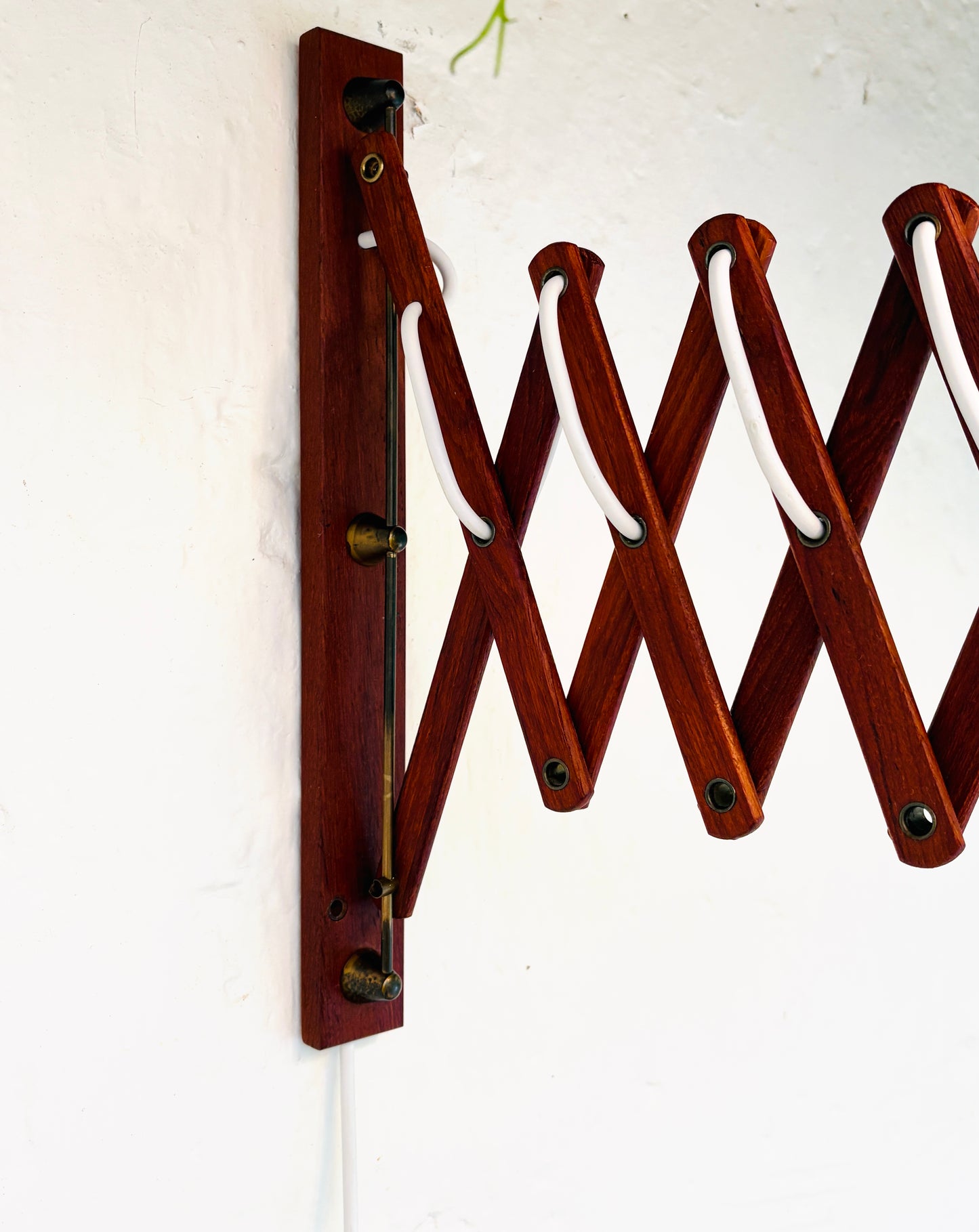 LYFA sakselampe i teak - stor model