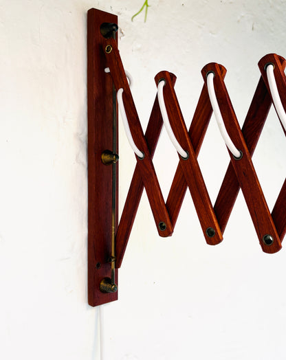 LYFA sakselampe i teak - stor model