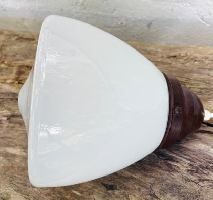 Gammel “skolelampe” i opalglas