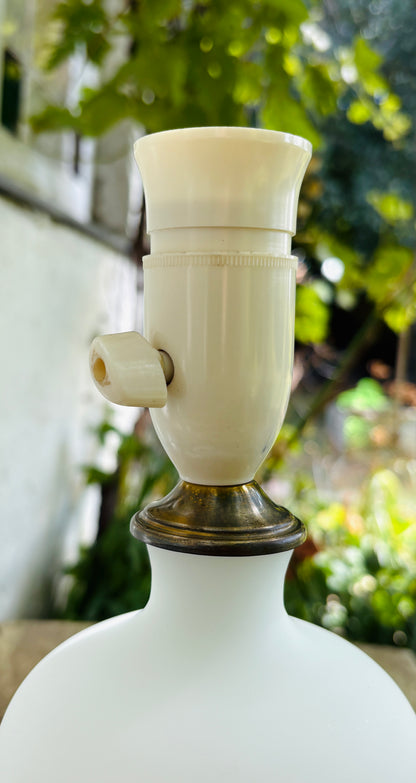 Gammel bordlampe i opalglas