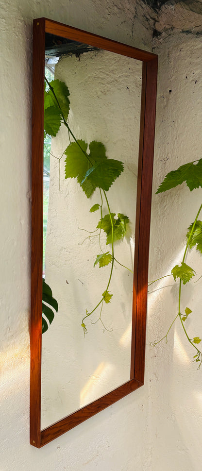 Klassisk vægspejl i teaktræ