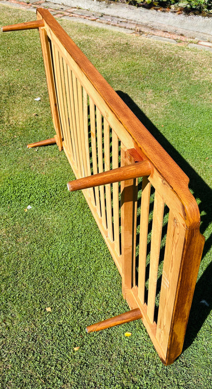 Daybed i eg med teak-detaljer