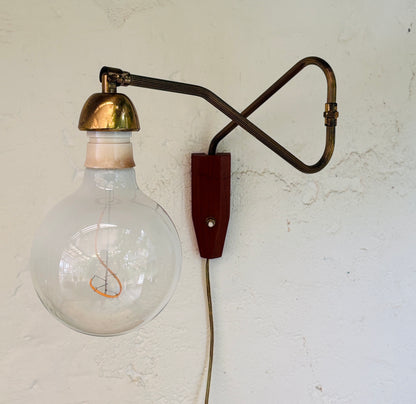 Vintage svingarmslampe i messing og teak