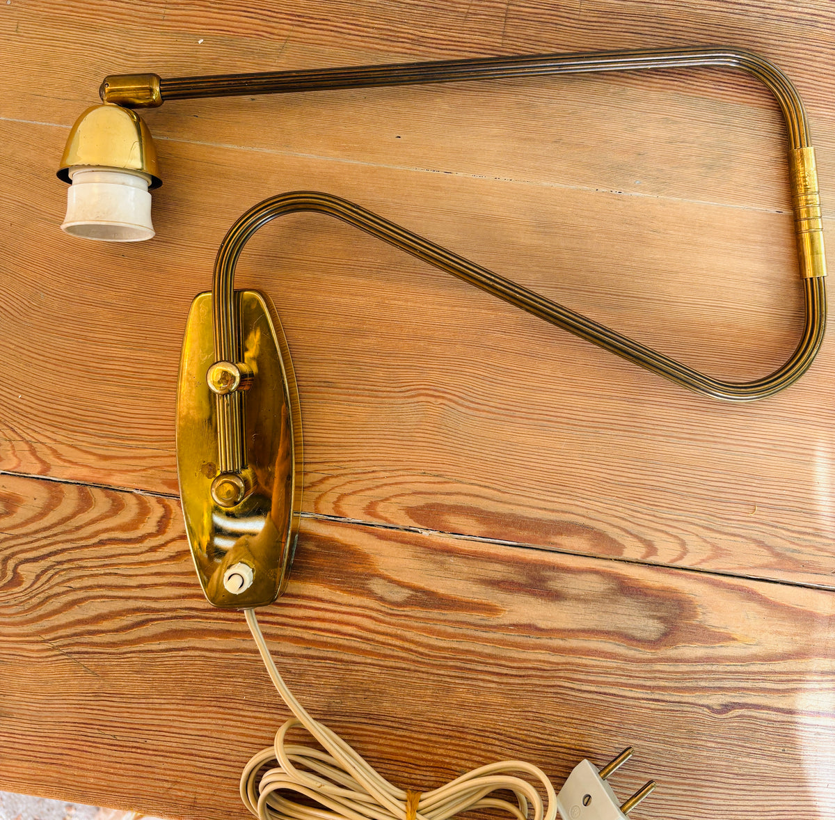 Svingarmslampe i messing