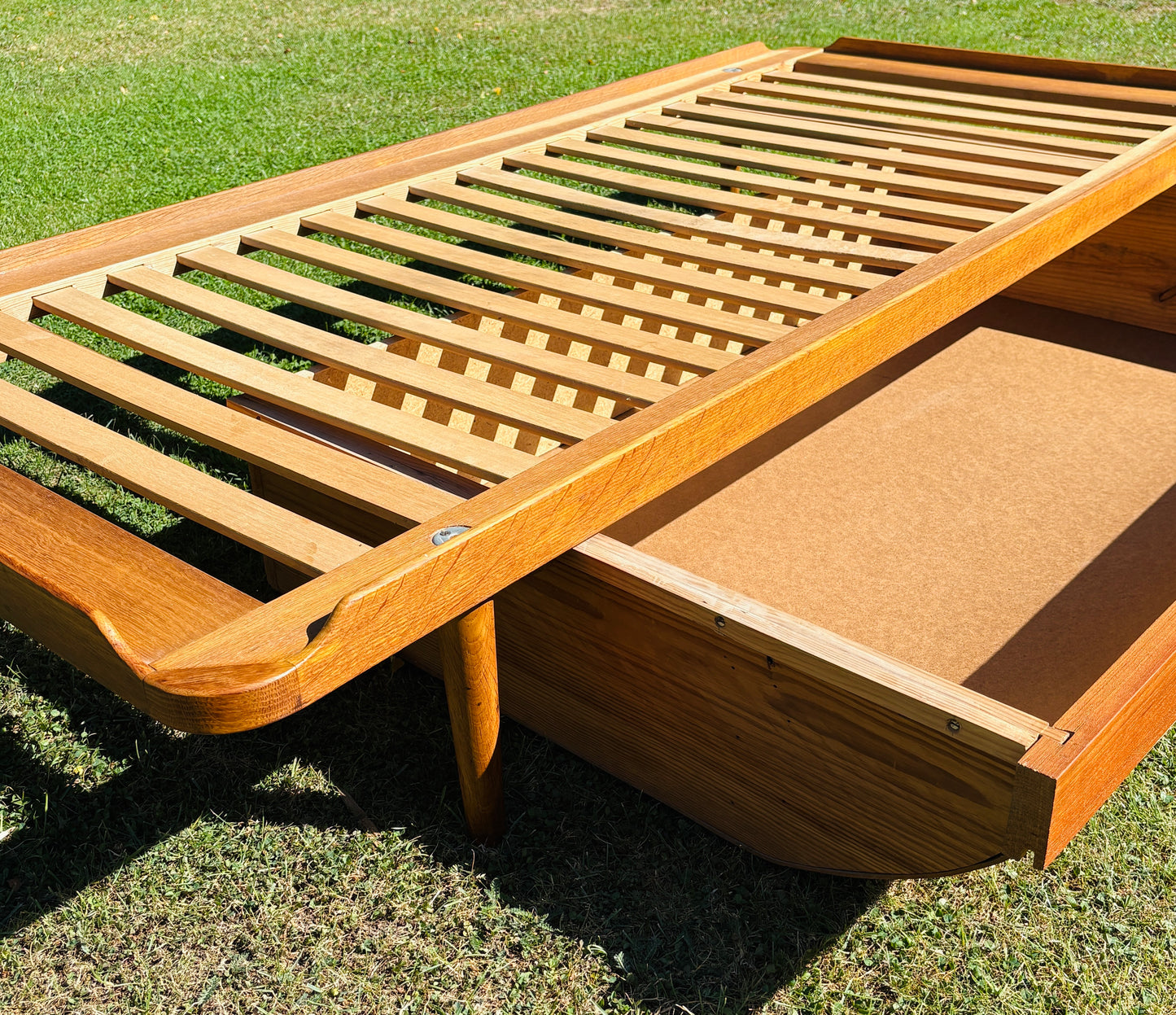 Daybed i eg med teak-detaljer