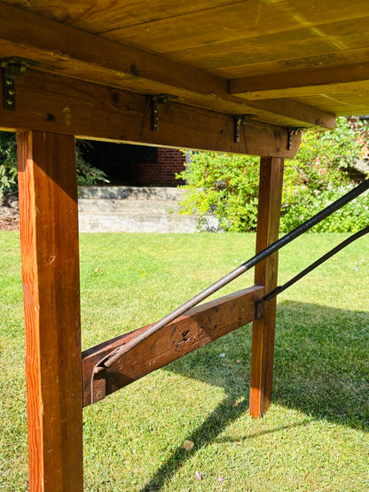 Gammelt forsamlingshus - bord