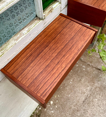 Sæt med 2 væghængte teak sengeborde