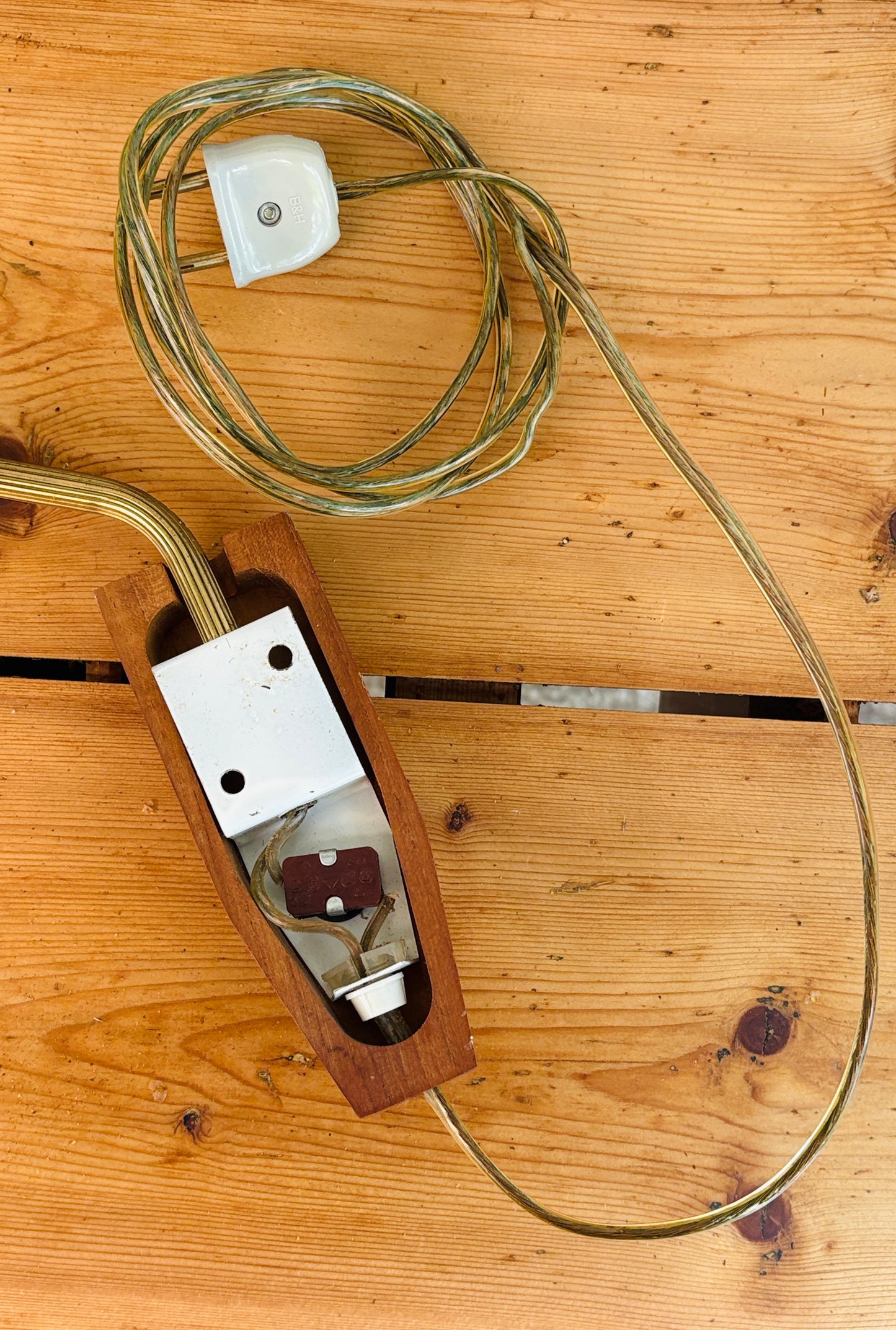 Vintage svingarmslampe i messing og teak
