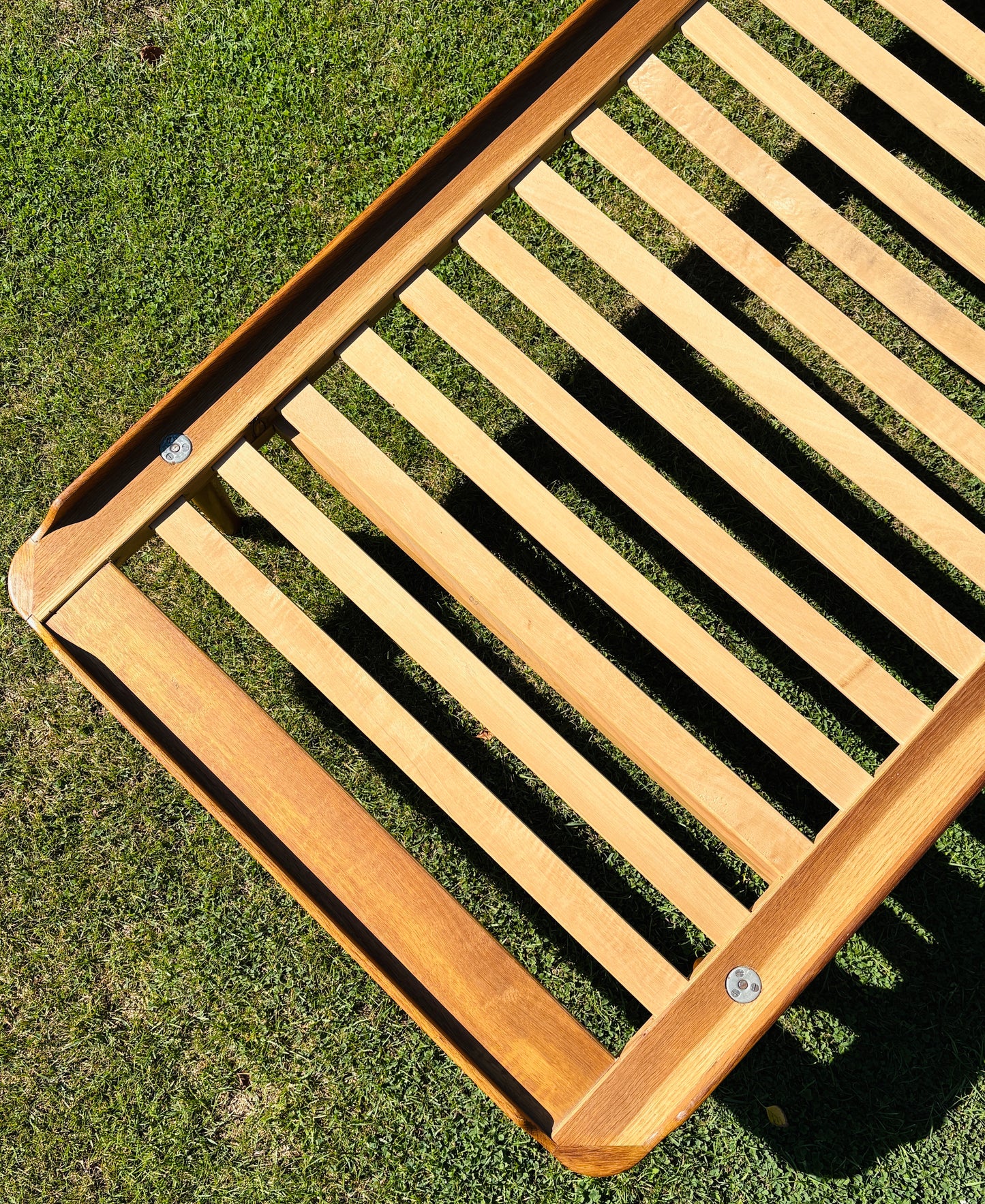 Daybed i eg med teak-detaljer
