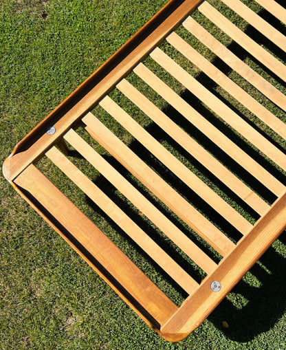Daybed i eg med teak-detaljer