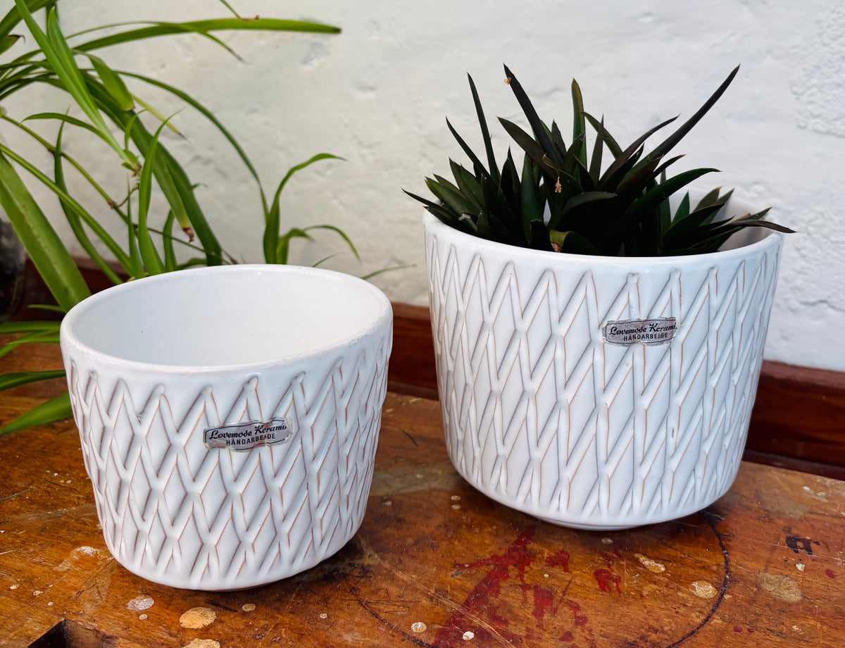 Løvemose Keramik flower pot covers in white stoneware