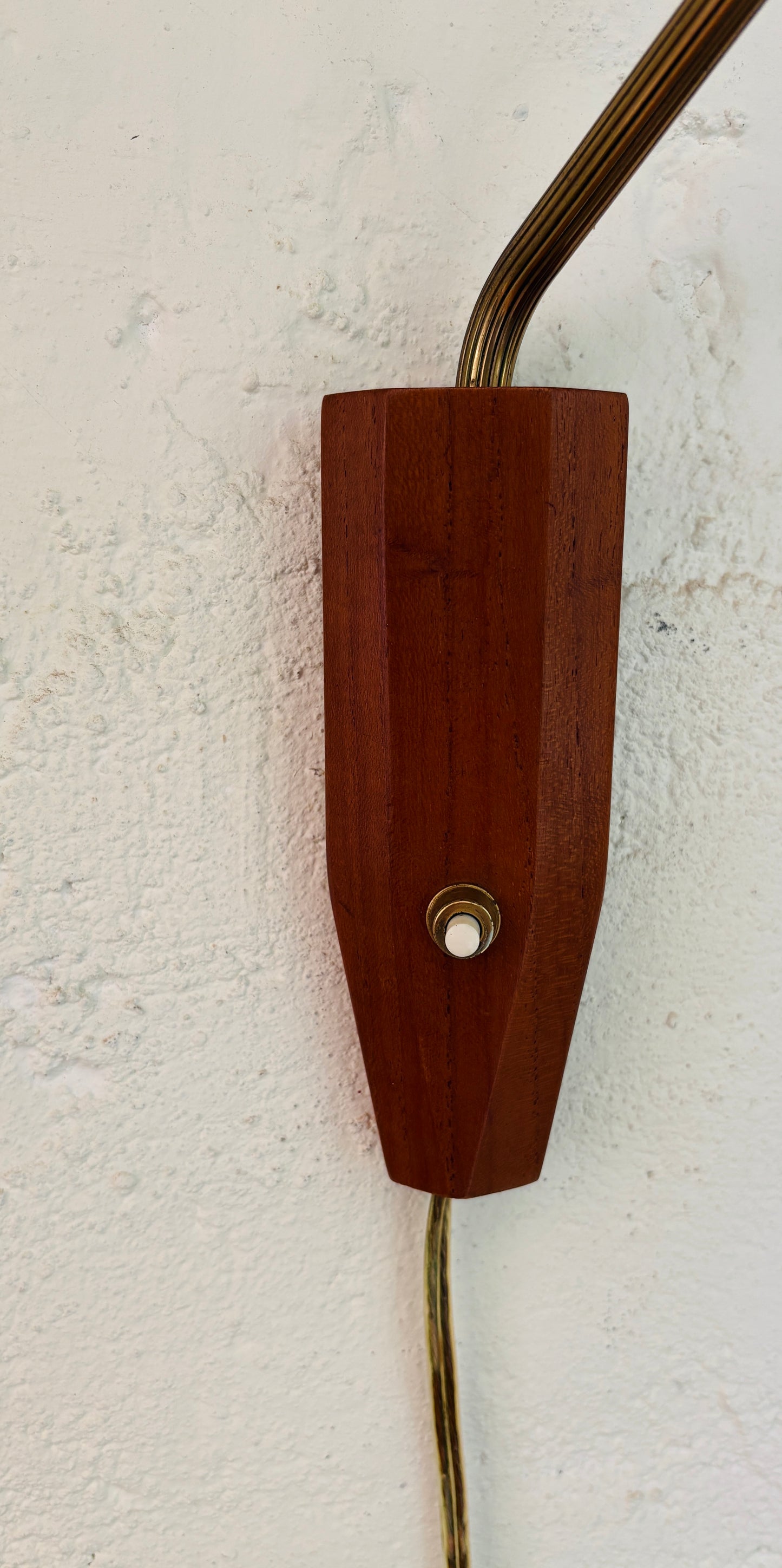 Vintage svingarmslampe i messing og teak