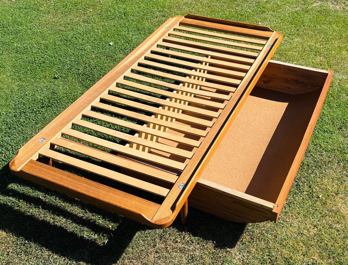 Daybed i eg med teak-detaljer