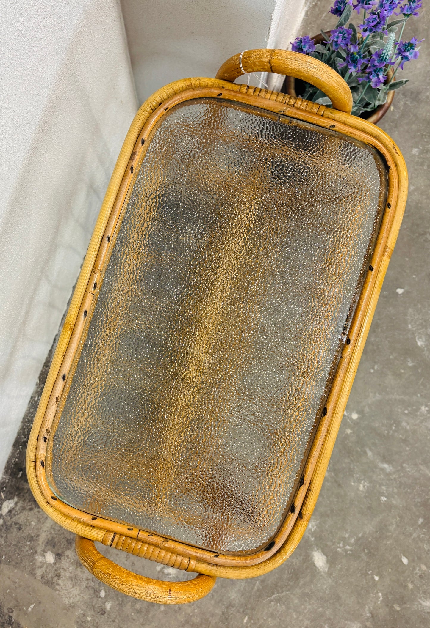 Bambus sidebord med magasinholder