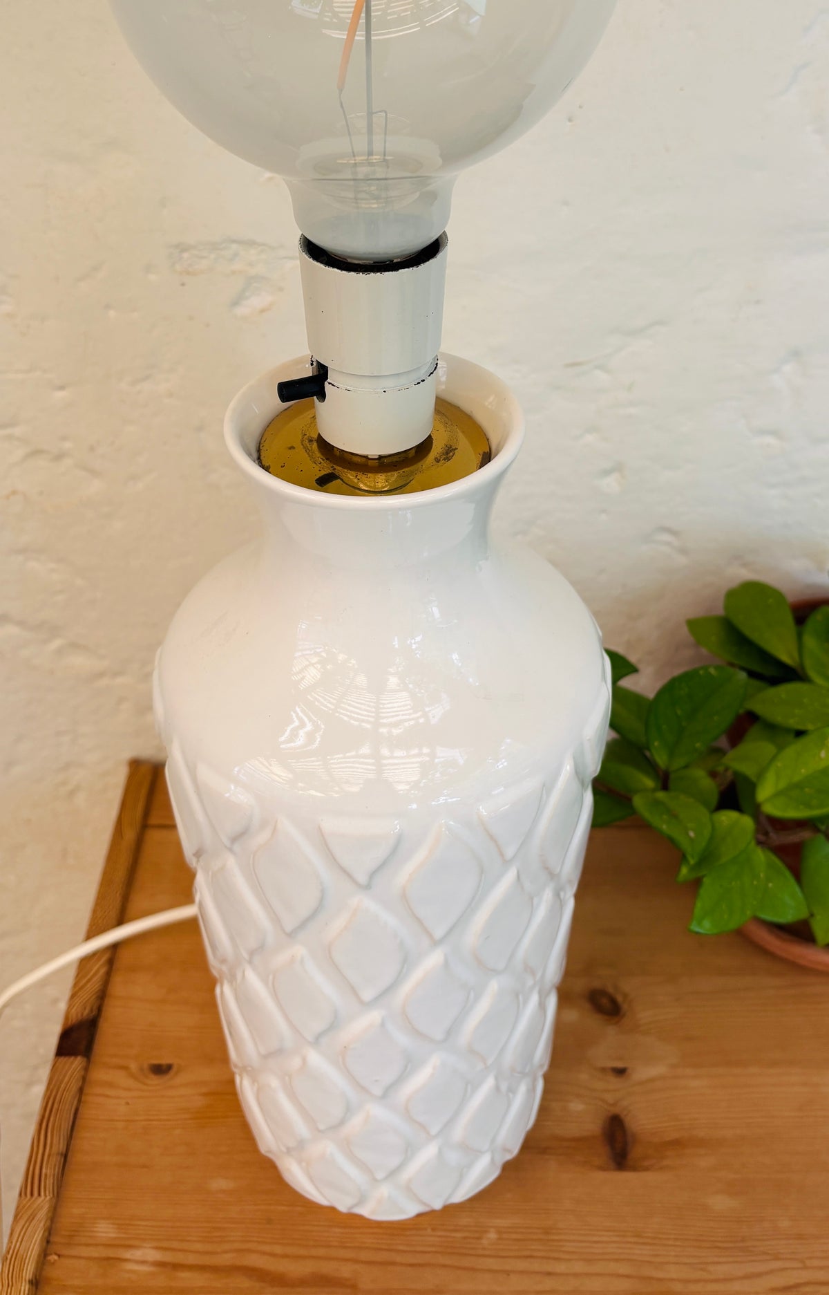 Retro bordlampe i hvid keramik