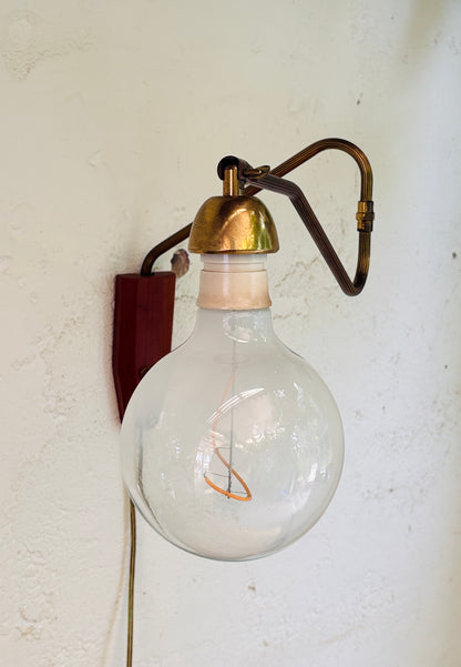 Vintage svingarmslampe i messing og teak
