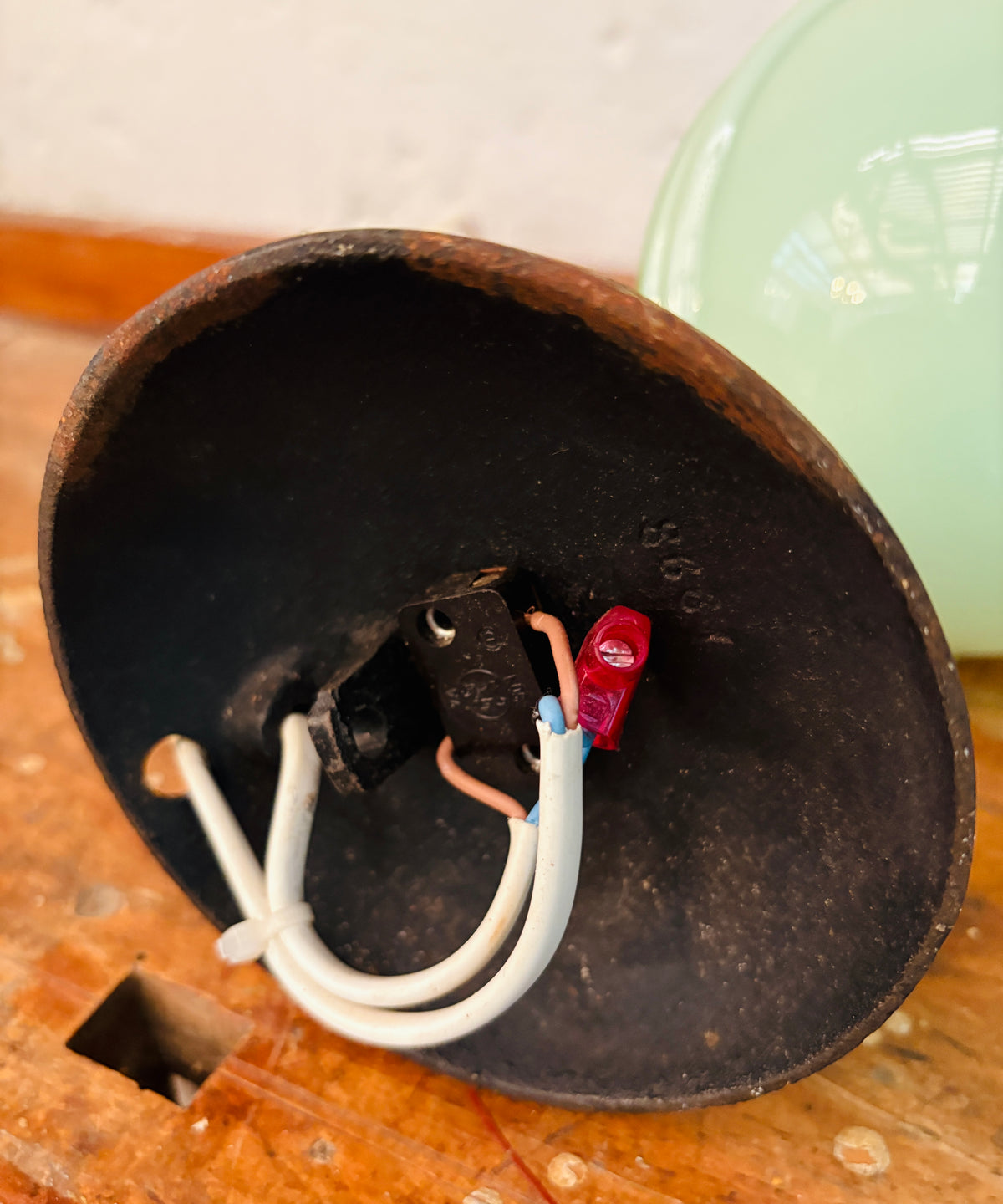 Art Deco lampe med mintgrøn glaskuppel