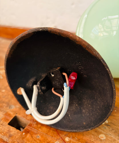 Art Deco lampe med mintgrøn glaskuppel