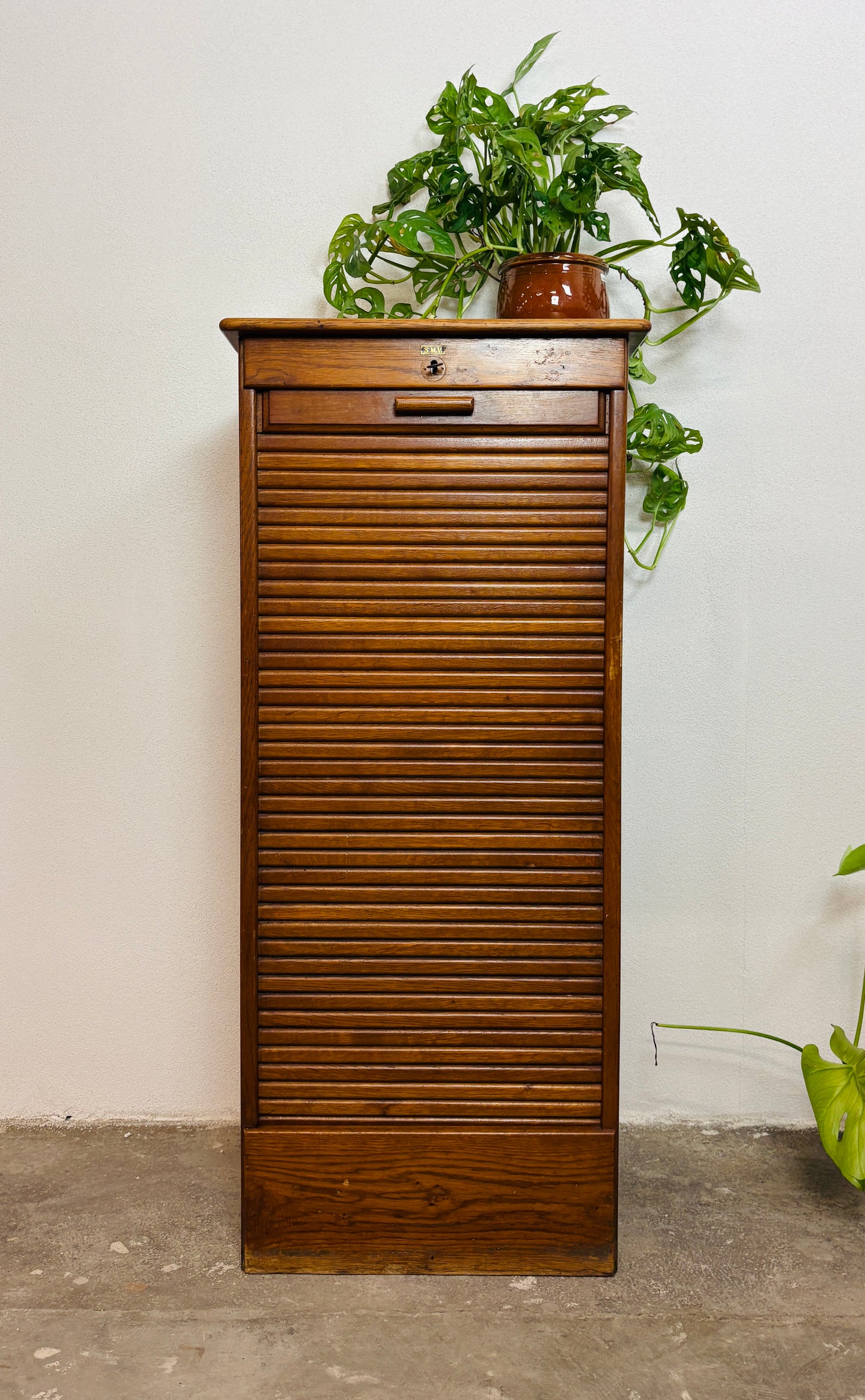 Jalousiskab med fine detaljer