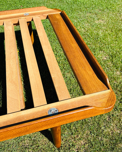 Daybed i eg med teak-detaljer