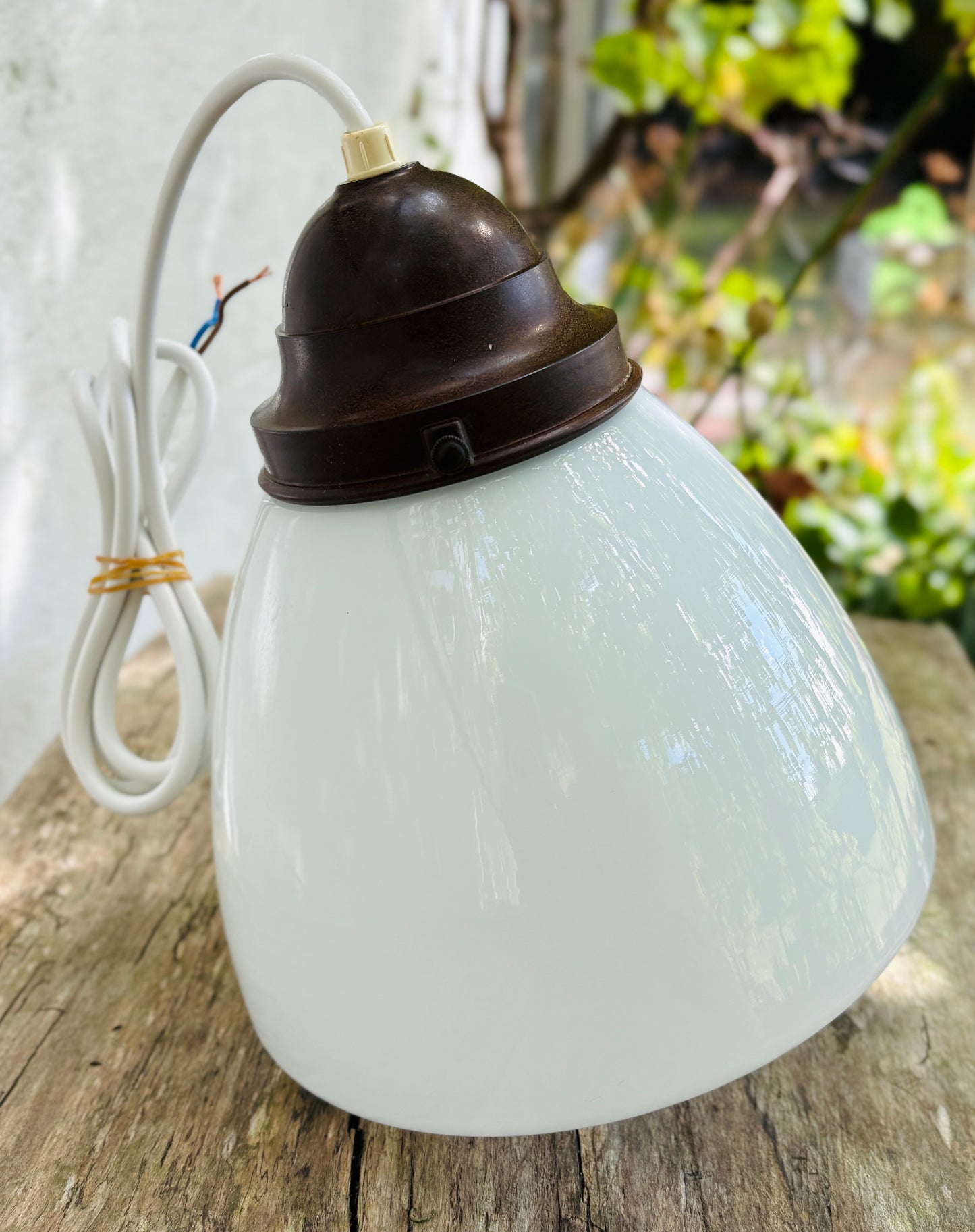Gammel “skolelampe” i opalglas