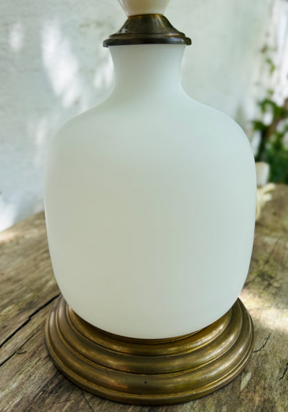 Gammel bordlampe i opalglas