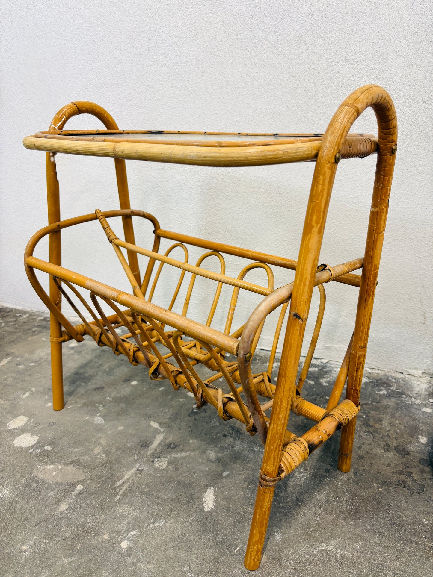 Bambus sidebord med magasinholder
