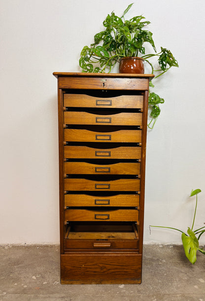 Jalousiskab med fine detaljer