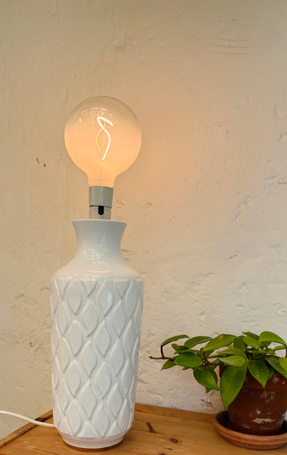 Retro bordlampe i hvid keramik