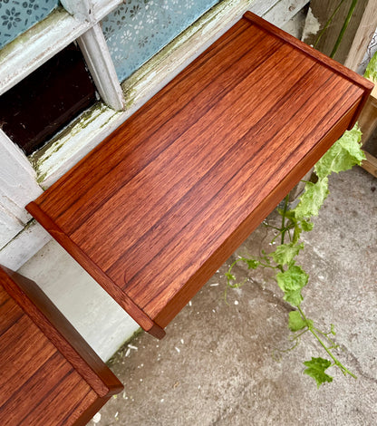 Sæt med 2 væghængte teak sengeborde