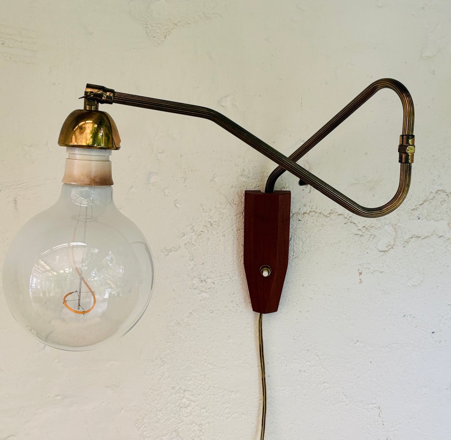 Vintage svingarmslampe i messing og teak
